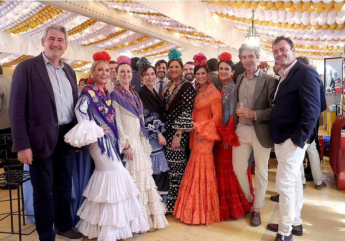 Un grupo de amigos disfruta del lunes de Feria en la caseta de la Gitanillas