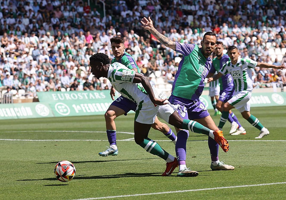 Adilson tropieza con un rival durante un partido del Córdoba en El Arcángel