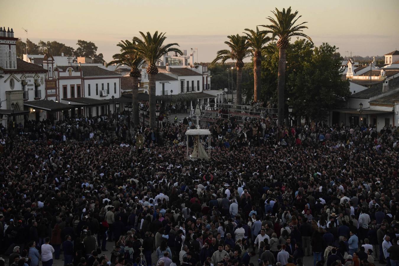 El sol aparece en el cielo de la ermita del Rocío para dar la bienvenida a otro grandioso Lunes de Pentecostés