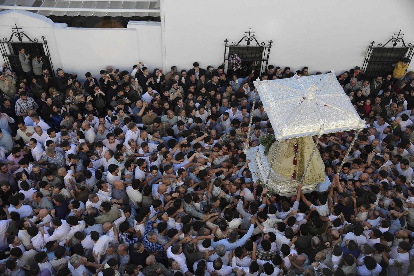 El sol aparece en el cielo de la ermita del Rocío para dar la bienvenida a otro grandioso Lunes de Pentecostés