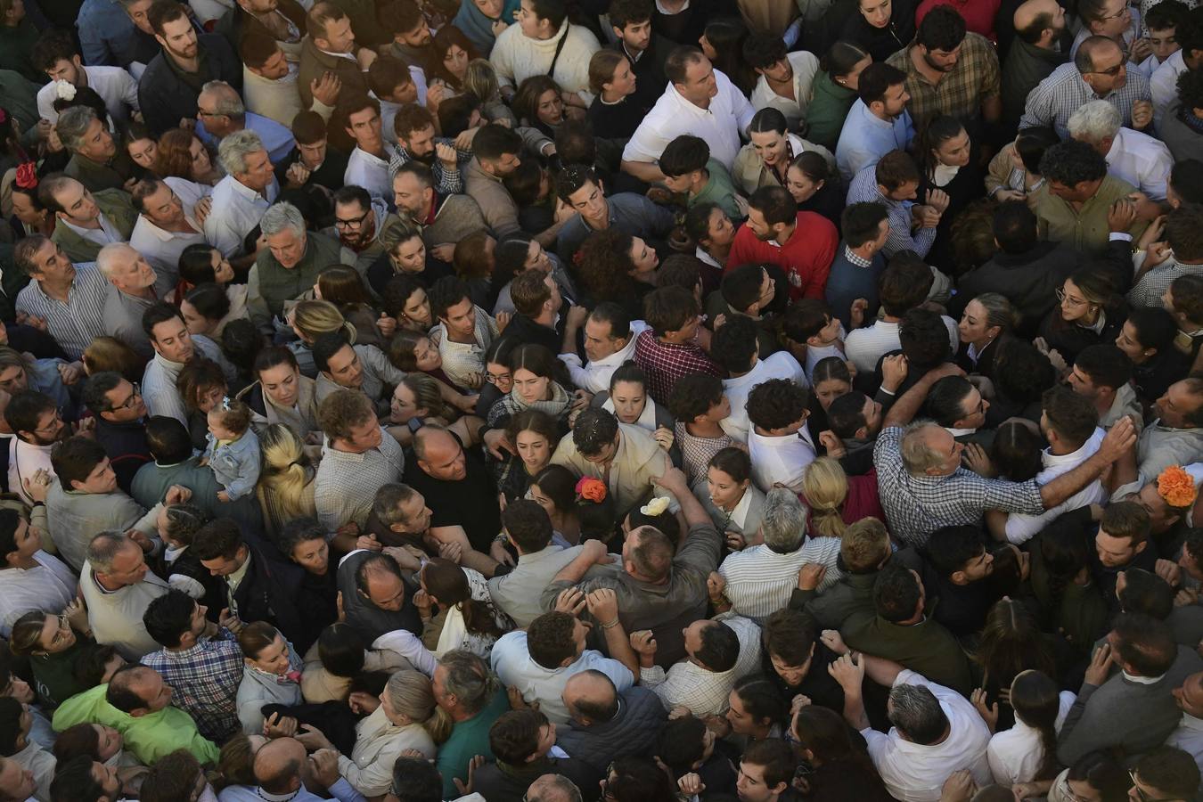 El sol aparece en el cielo de la ermita del Rocío para dar la bienvenida a otro grandioso Lunes de Pentecostés