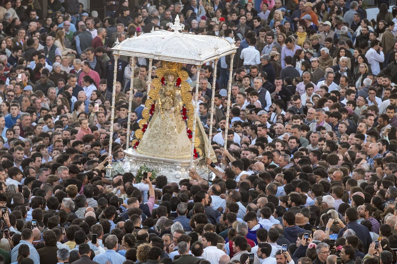 El sol aparece en el cielo de la ermita del Rocío para dar la bienvenida a otro grandioso Lunes de Pentecostés