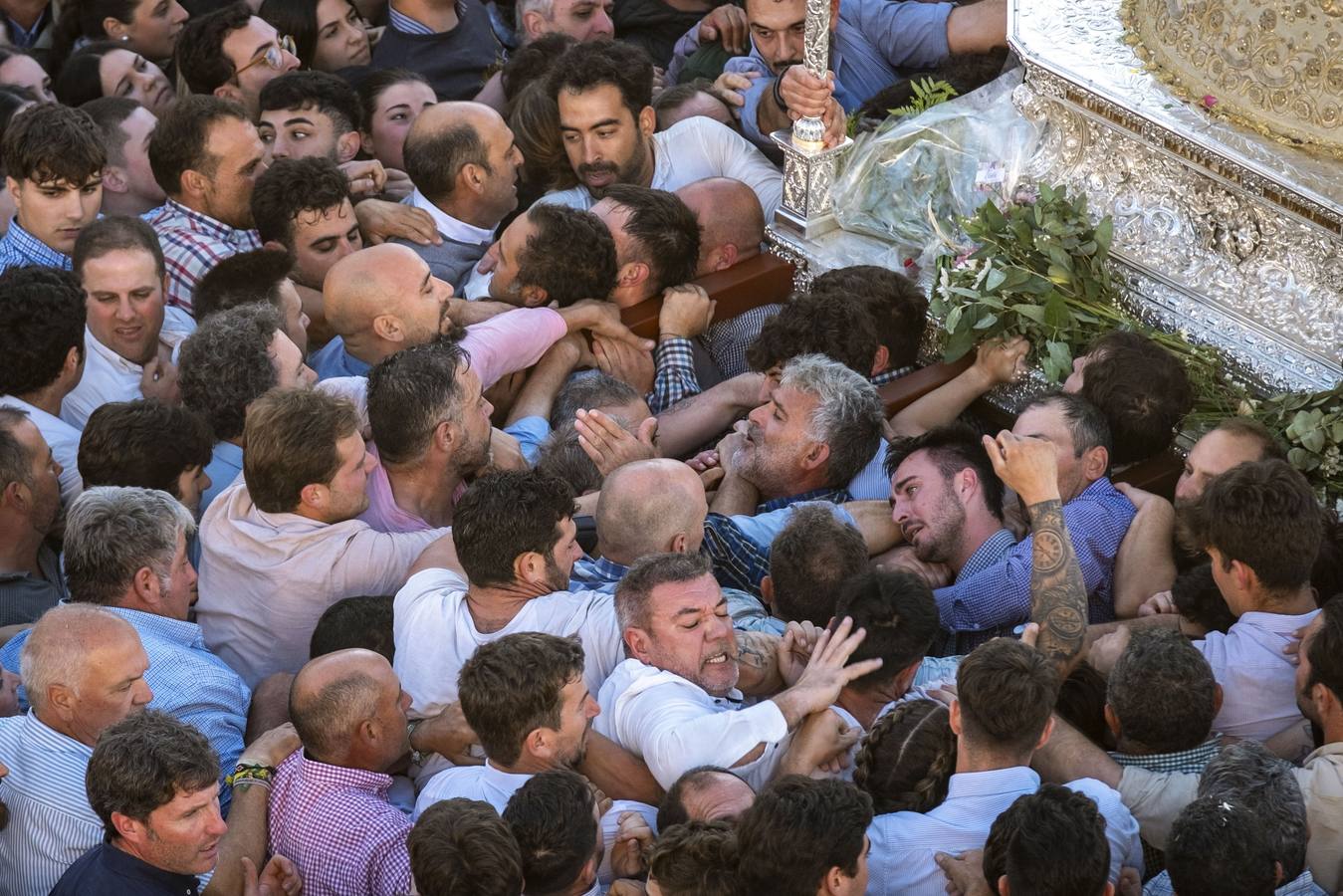El sol aparece en el cielo de la ermita del Rocío para dar la bienvenida a otro grandioso Lunes de Pentecostés