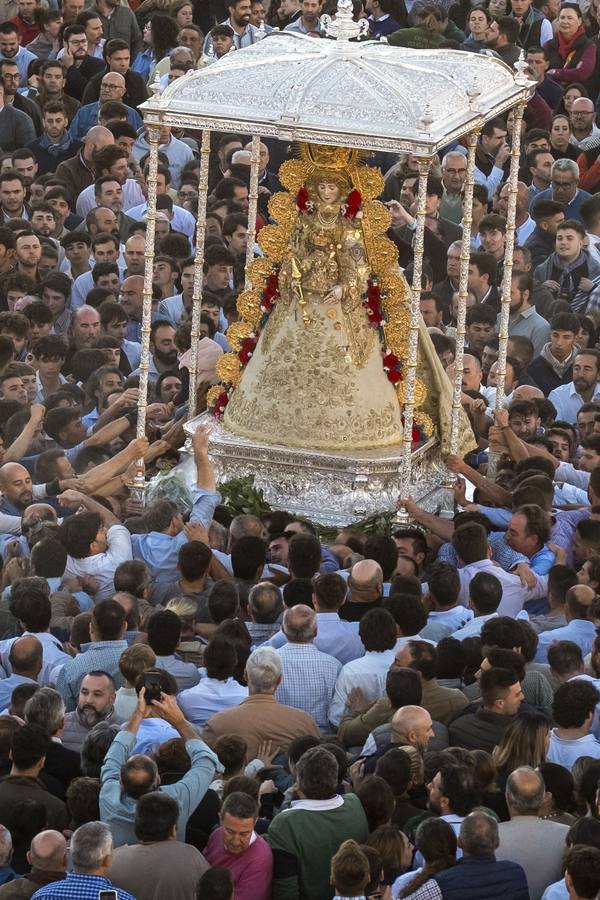 El sol aparece en el cielo de la ermita del Rocío para dar la bienvenida a otro grandioso Lunes de Pentecostés