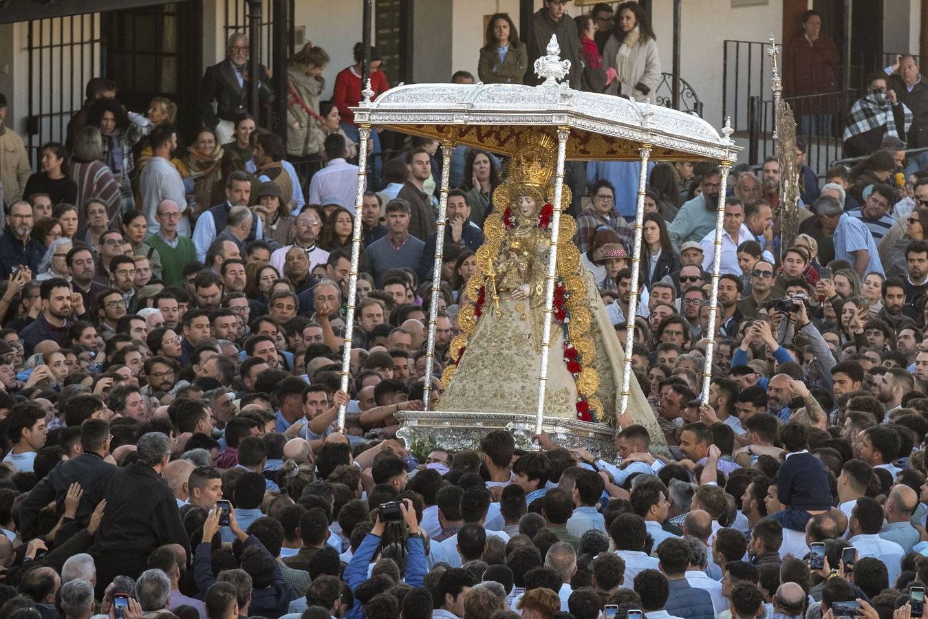 El sol aparece en el cielo de la ermita del Rocío para dar la bienvenida a otro grandioso Lunes de Pentecostés