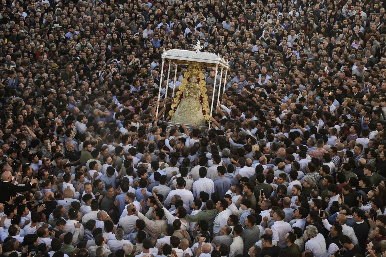 El sol aparece en el cielo de la ermita del Rocío para dar la bienvenida a otro grandioso Lunes de Pentecostés