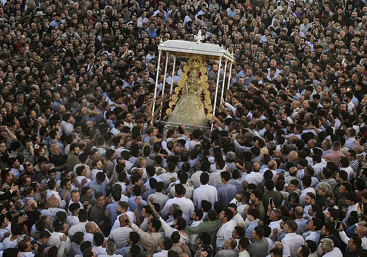 La Virgen del Rocío surcando un mar de cabezas este Lunes de Pentecostés