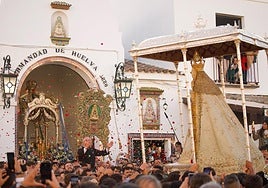 La Virgen del Rocío recorre la aldea en tiempo y forma