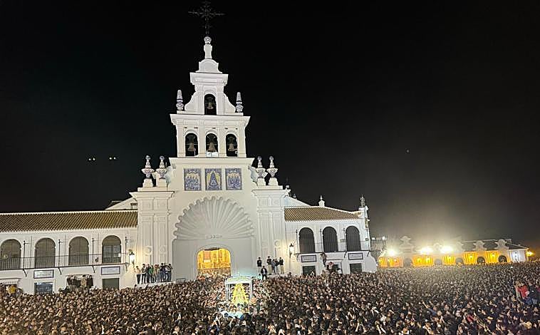 Imagen principal - En vídeo: el salto de la reja a las 02.56 horas dio comienzo a la procesión de la Virgen del Rocío 2024