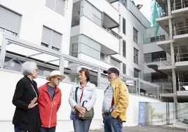 De izquierda a derecha, Mari Carmen, Julián, María Eugenia y Carlos, propietarios afectados por la construcción de un nuevo edificio en Coslada