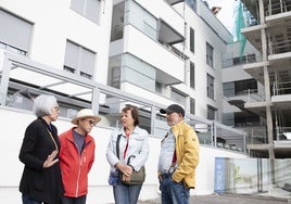 De izquierda a derecha, Mari Carmen, Julián, María Eugenia y Carlos, propietarios afectados por la construcción de un nuevo edificio en Coslada