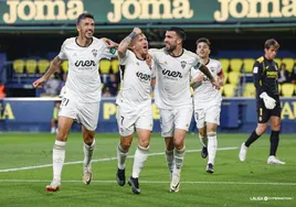 Juanma García (en el centro) celebra el segundo gol del 'Alba', acompañado de Quiles y Agus Medina