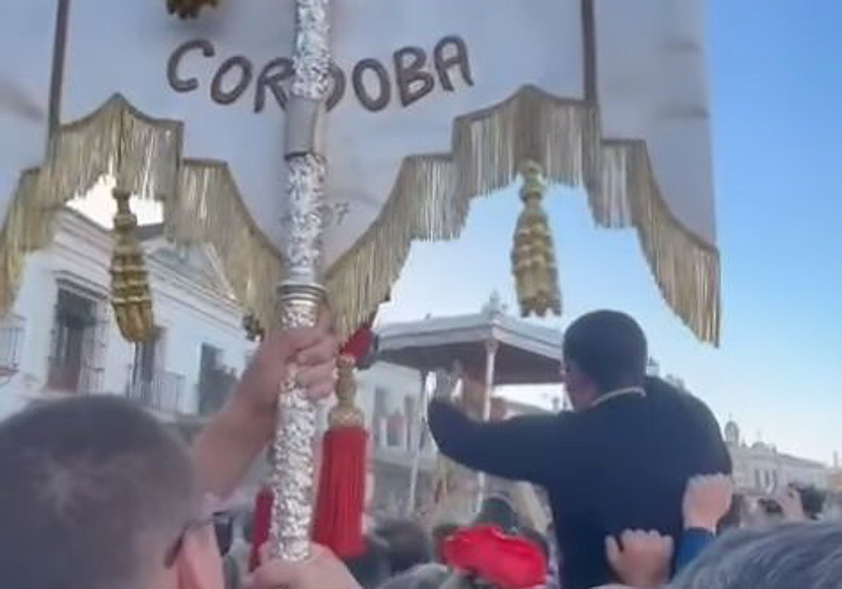 Instante en que la Virgen del Rocío visita a los rocieros de Córdoba