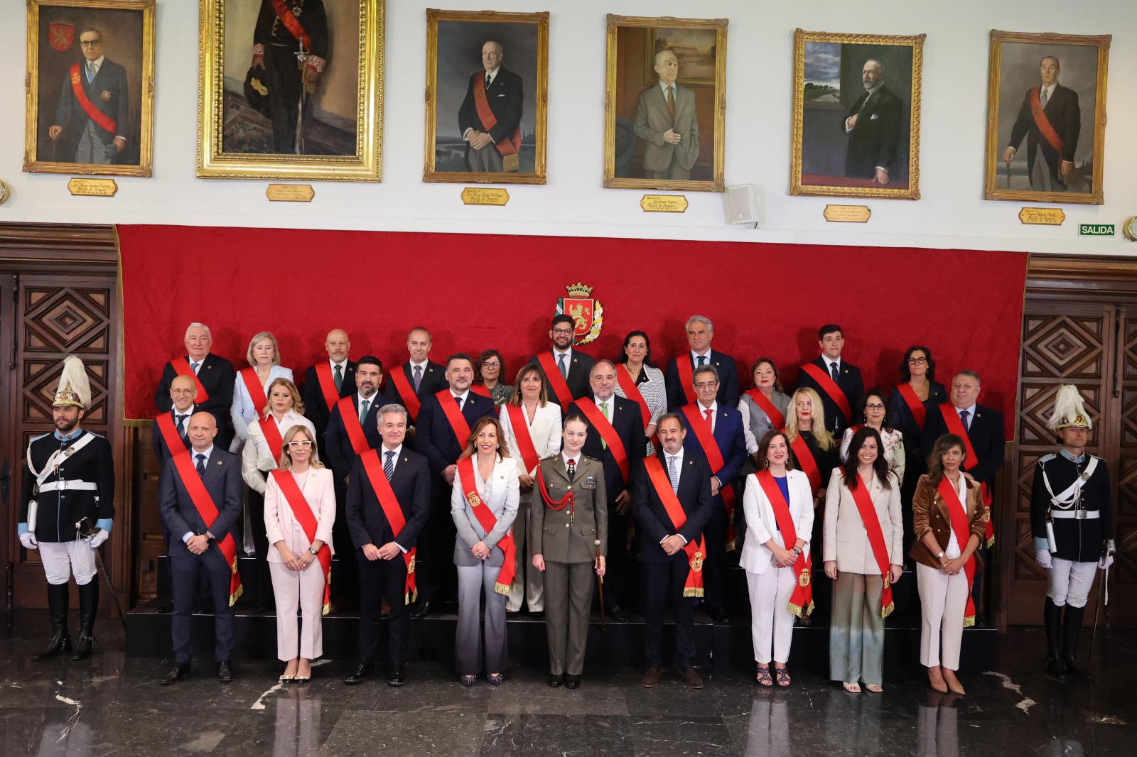 Foto de familia tras la entrega de la Medalla de Aragón a la Princesa Leonor en La Seo del Salvador de Zaragoza