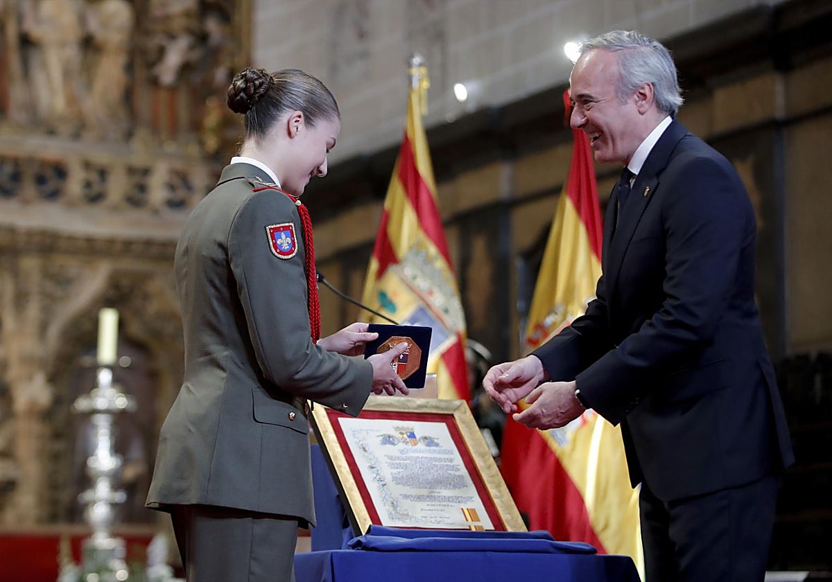 La Princesa de Asturias, Leonor de Borbón, y el presidente de Aragón, Jorge Azcón, en una de las ceremonias de la jornada en la que recibió sendos homenajes por parte de las principales instituciones aragonesas y de Zaragoza