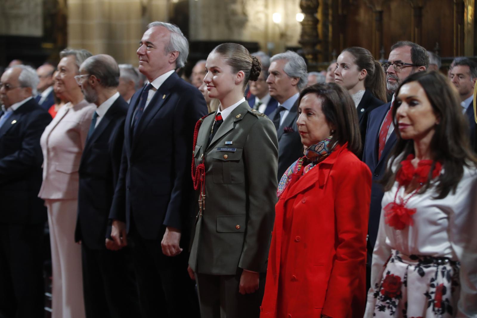 La Princesa de Asturias, Leonor de Borbón, acompañada por la presidenta de las Cortes de Aragón, Marta Fernández, (d), por el presidente de Aragón, Jorge Azcón (3i), y por la ministra de Defensa, Margarita Robles (2d)