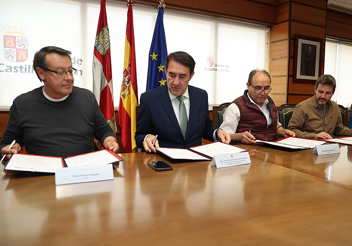 Firma del acuerdo entre la Junta y sindicatos