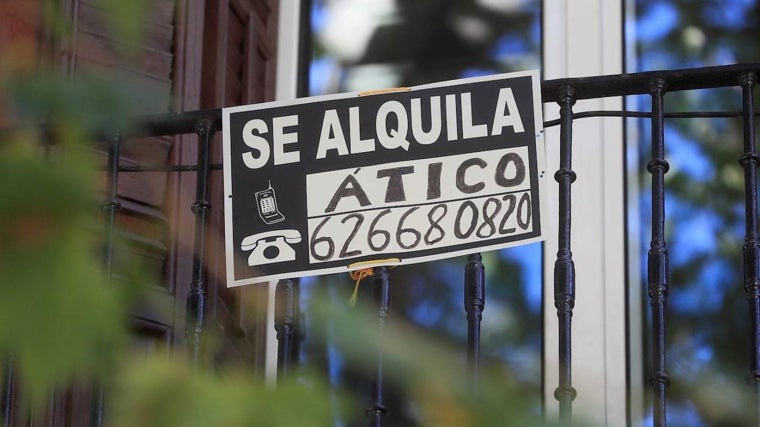 Cartel de alquiler en una vivienda