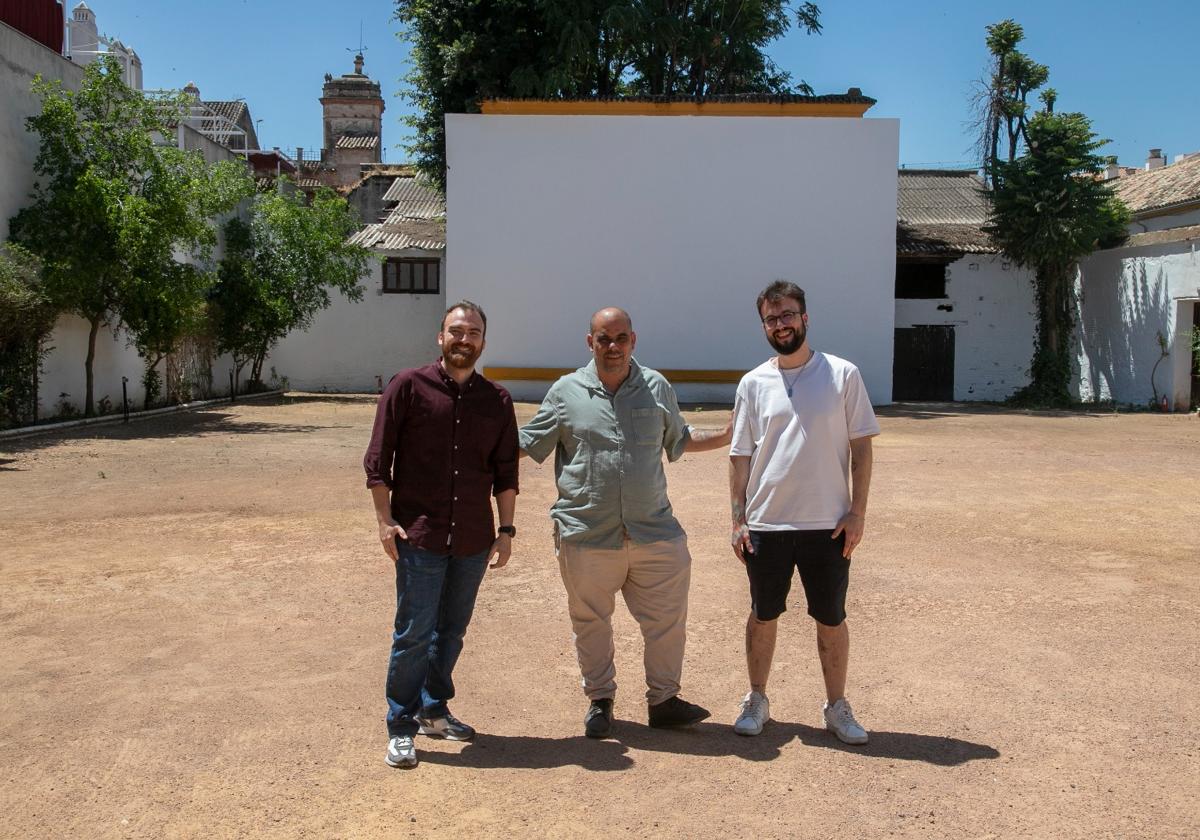 El empresario Antonio Amil (en el centro) y Ángel Cañuelo (a la derecha) en el cine Fuenseca, este viernes