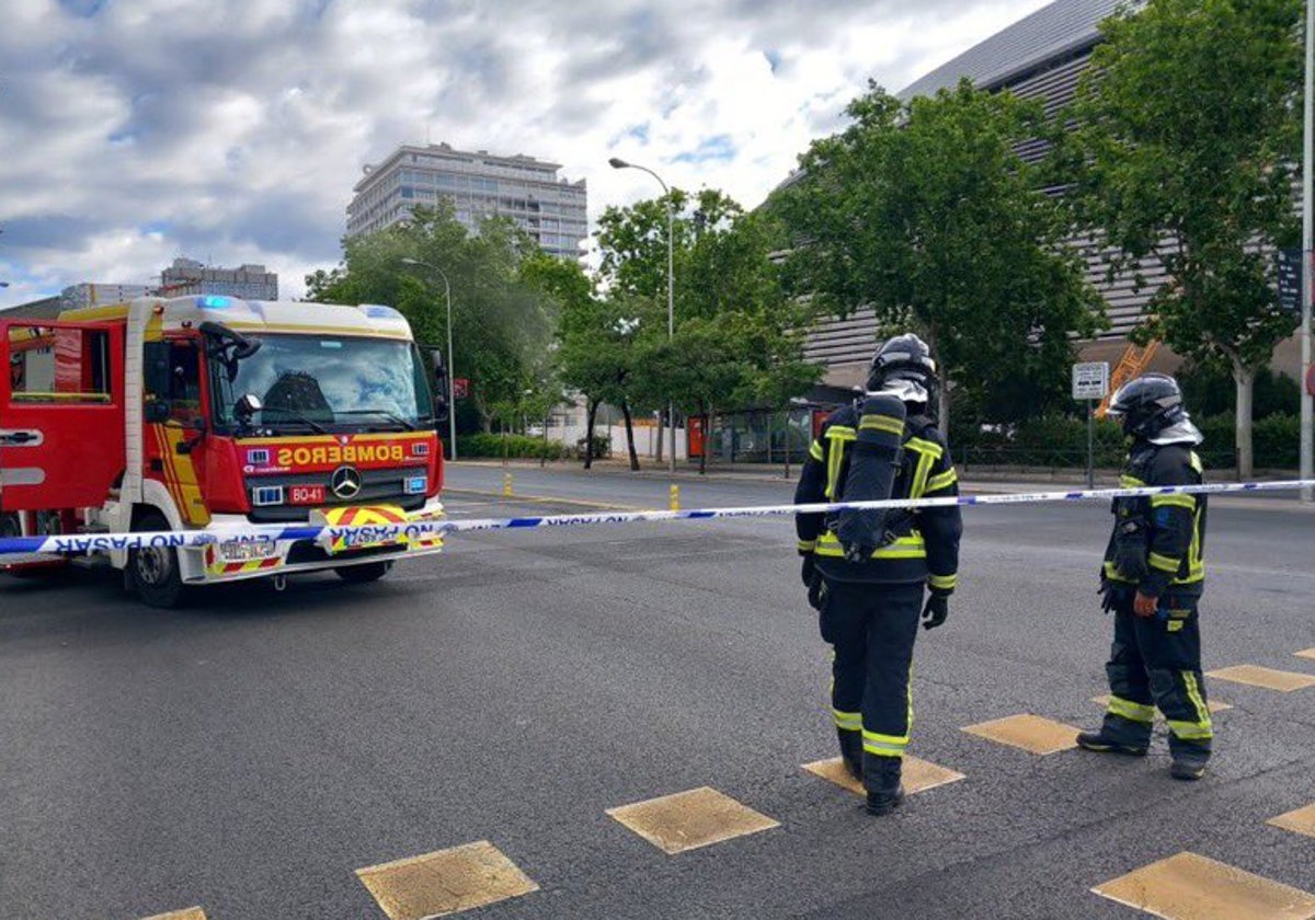 Varios bomberos desplegados en el paseo de la Castellana