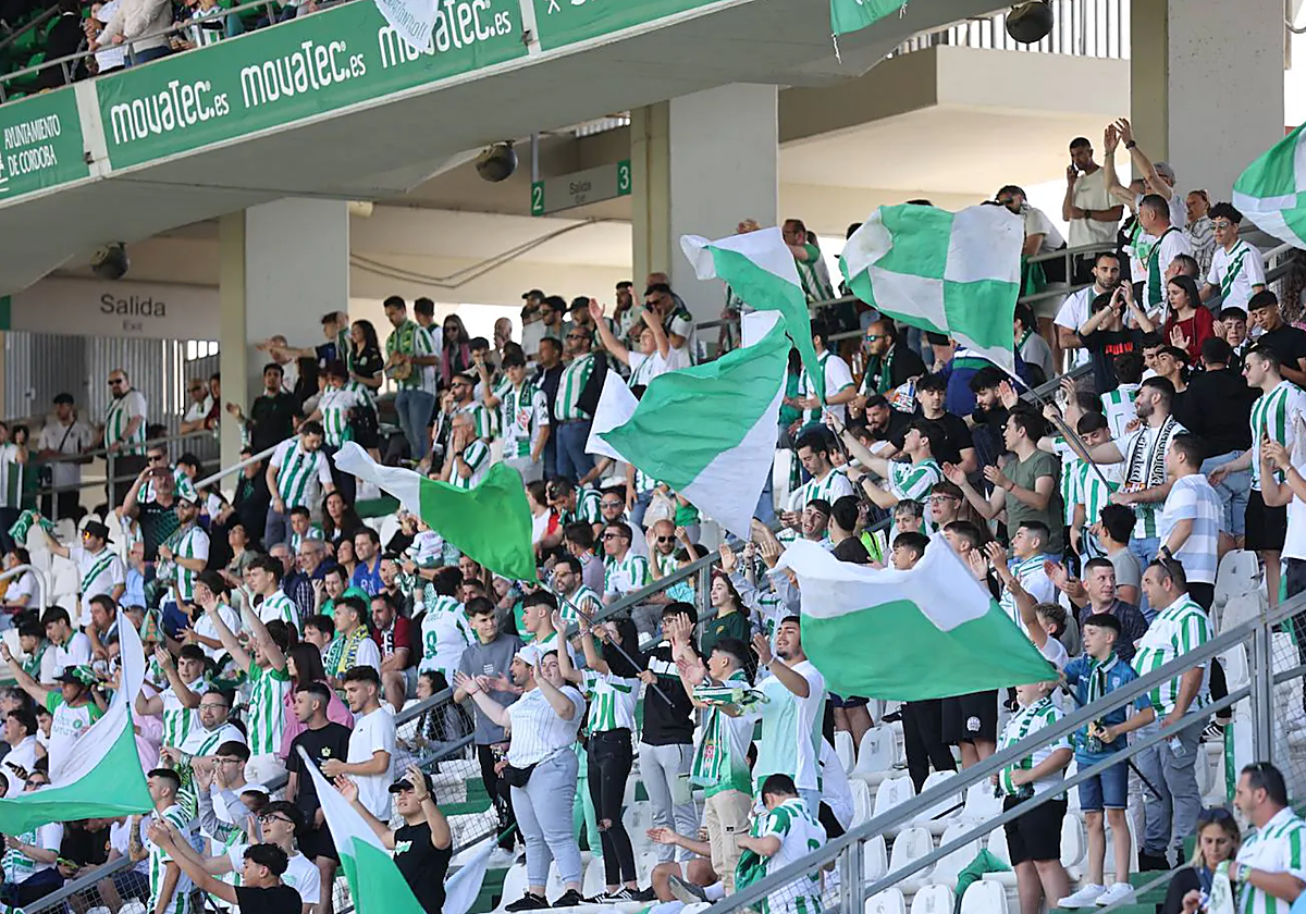 La afición del Córdoba celebra la victoria del equipo durante un partido en El Arcángel