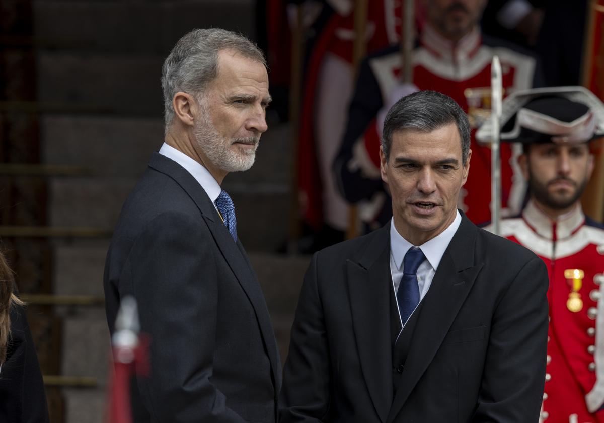 El Rey Felipe VI y el presidente del Gobierno, Pedro Sánchez.