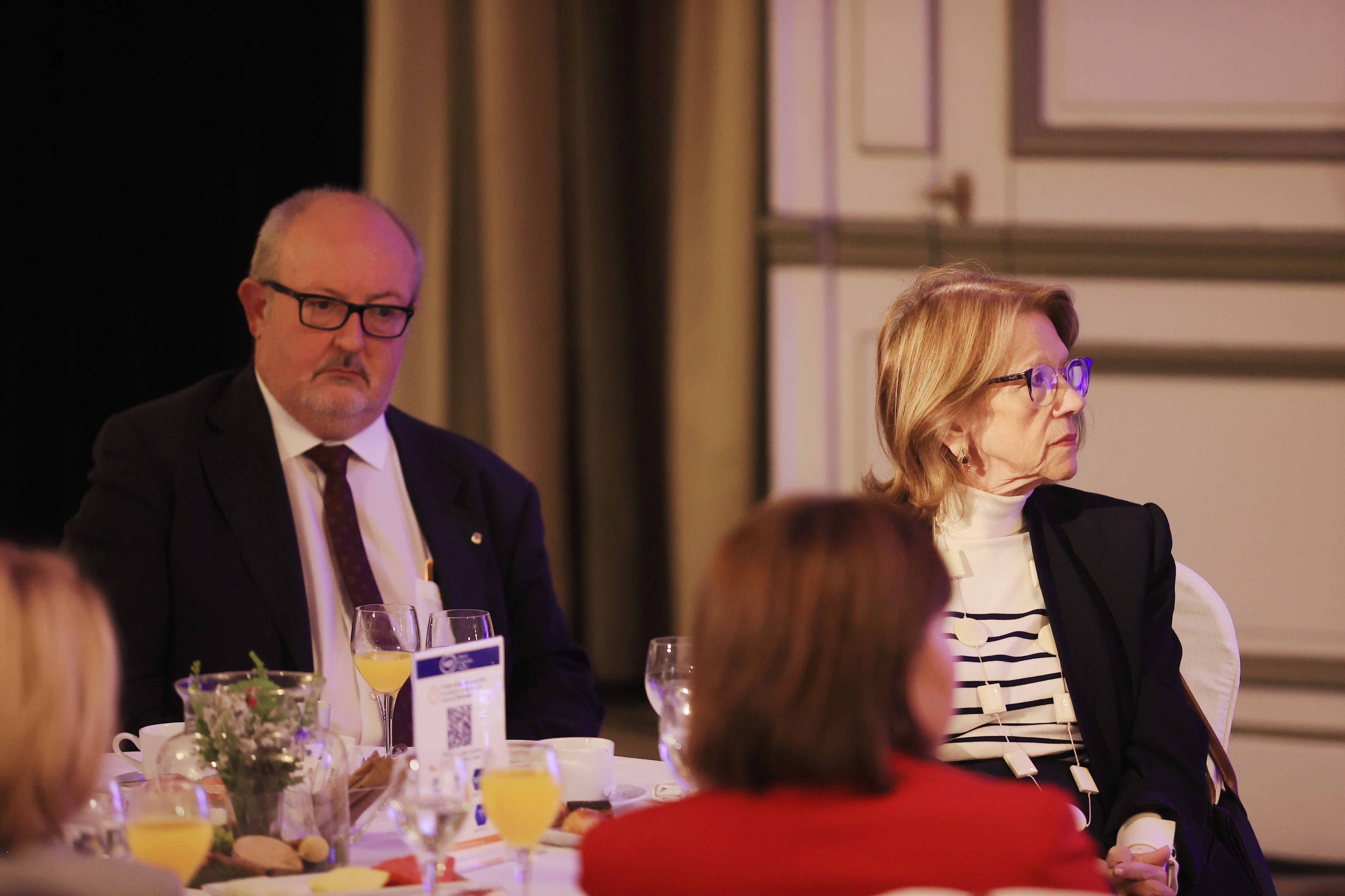 Joan Capdevila i Esteve, delegado del Gobierno de la Generalitat de Cataluña en Madrid; y Elvira Rodríguez, portavoz adjunta del Grupo Parlamentario Popular en el Congreso de los Diputados