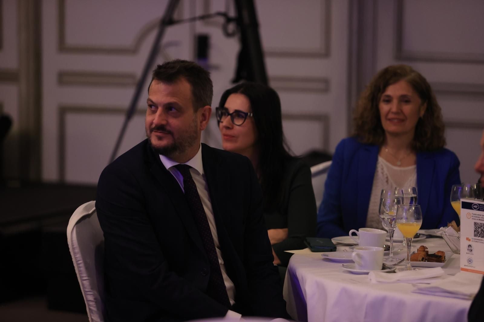 Juan Fernández-Miranda, adjunto al director de ABC y corresponsal político;  Ana I. Sánchez, subdirectora de noticias; y Yolanda Gómez, subdirectora de economía