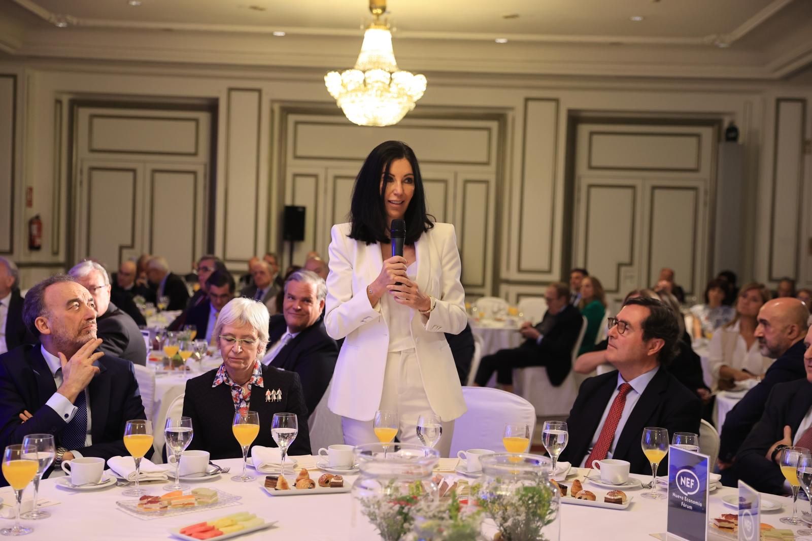 Eva Fernández Gómez, directora global de Comunicación de Telefónica, interviene en presencia de Manuel Marchena, Soledad Luca de Tena y Carlos Garamendi