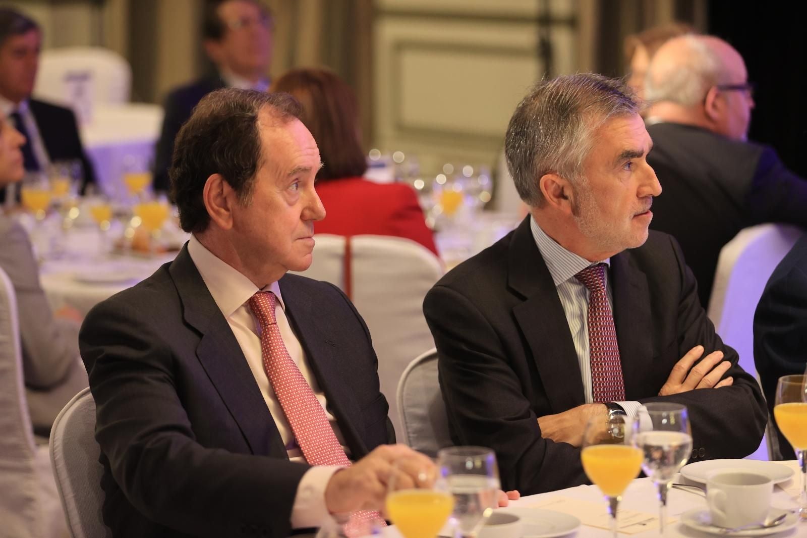 Jaime Alfonsín, jefe de la Casa de Su Majestad el Rey (2014-2024), e Iñaki Arechabaleta, consejero delegado de Vocento