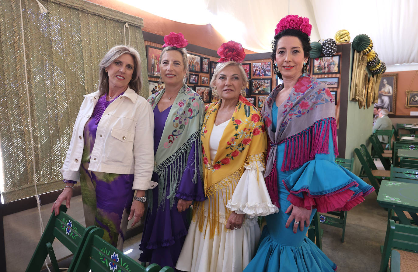 Las imágenes del ambiente en las casetas este martes en la Feria de Córdoba (I)