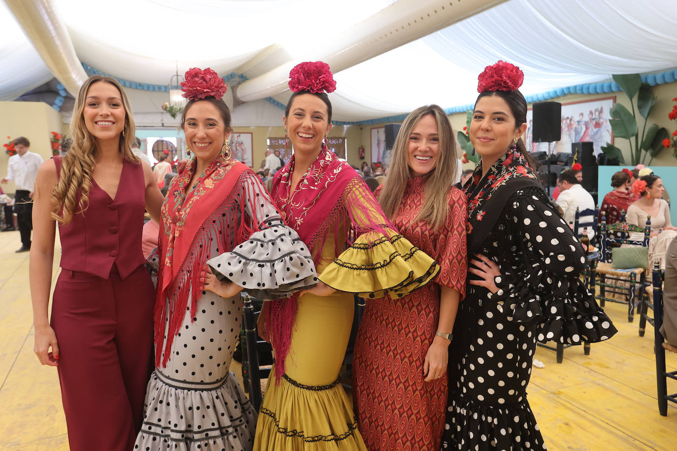 Las imágenes del ambiente en las casetas este martes en la Feria de Córdoba (I)