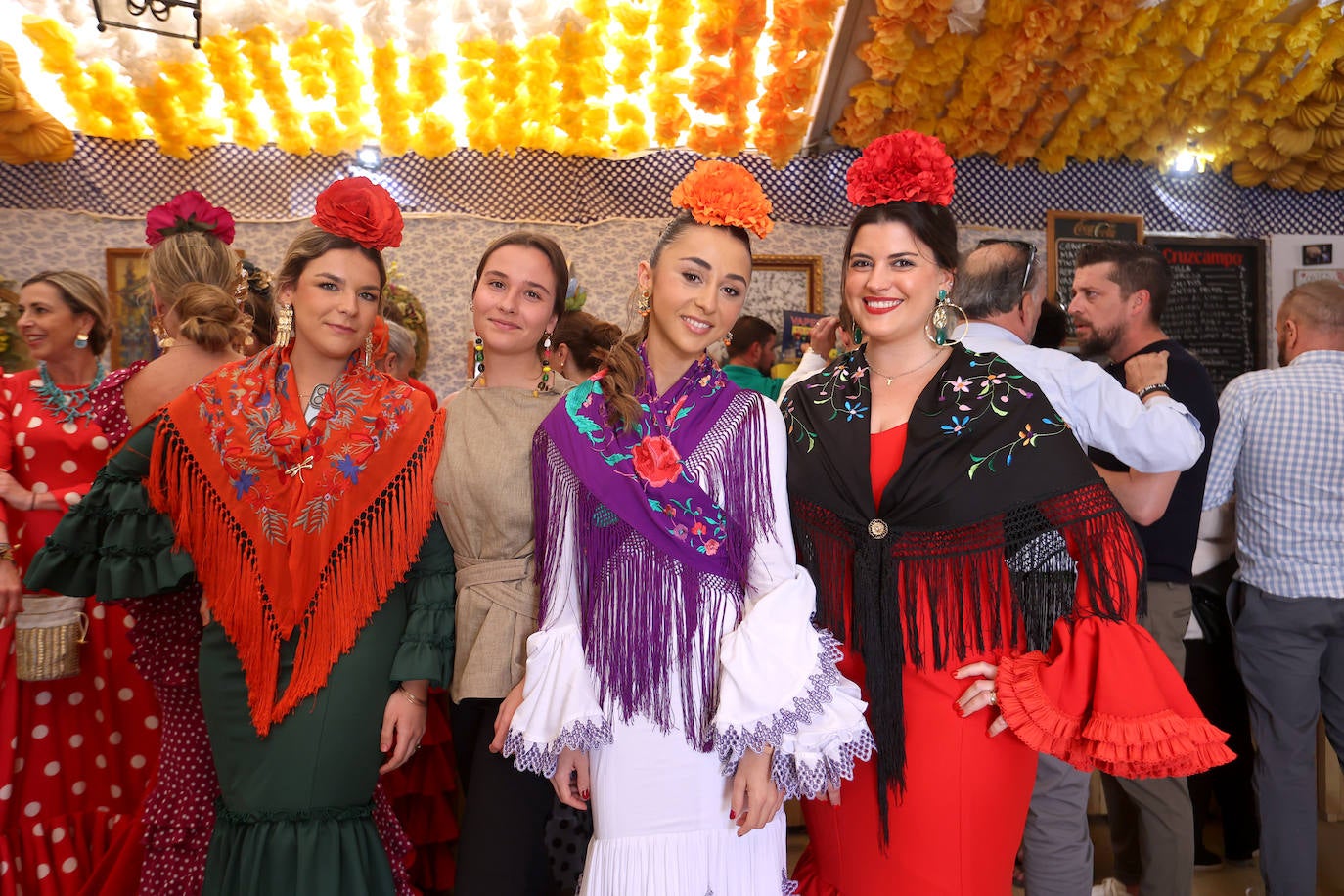 Las imágenes del ambiente en las casetas este martes en la Feria de Córdoba (I)