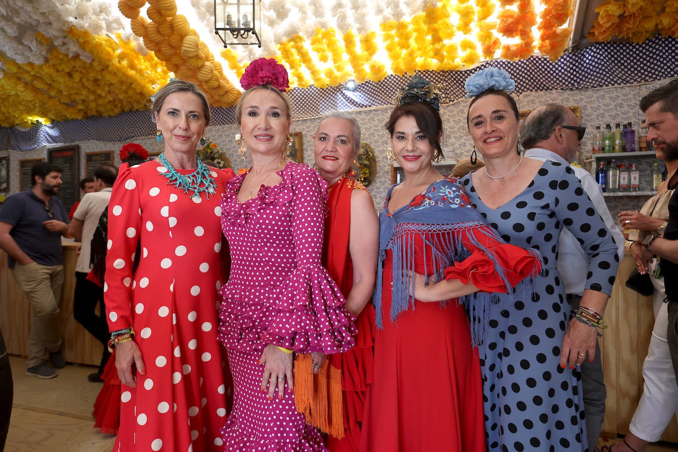 Las imágenes del ambiente en las casetas este martes en la Feria de Córdoba (I)