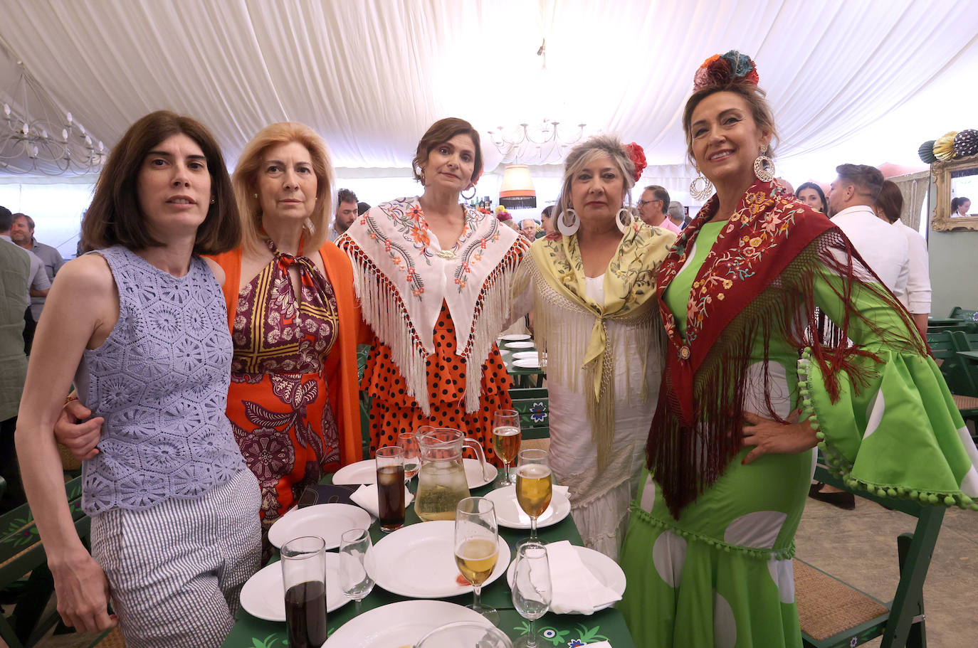 Las imágenes del ambiente en las casetas este martes en la Feria de Córdoba (I)