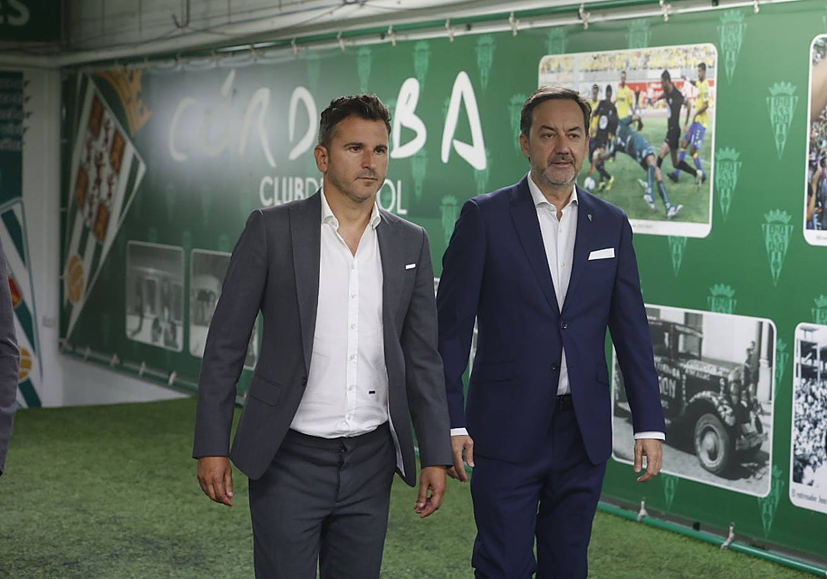 Iván Ania y Antonio Fernández Monterrubio durante la presentación del técnico asturiano