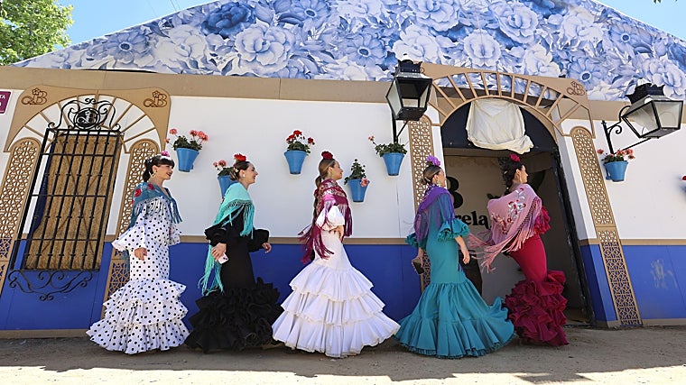 Un grupo de jóvenes se dirige al interior de una caseta de la Feria de Córdoba