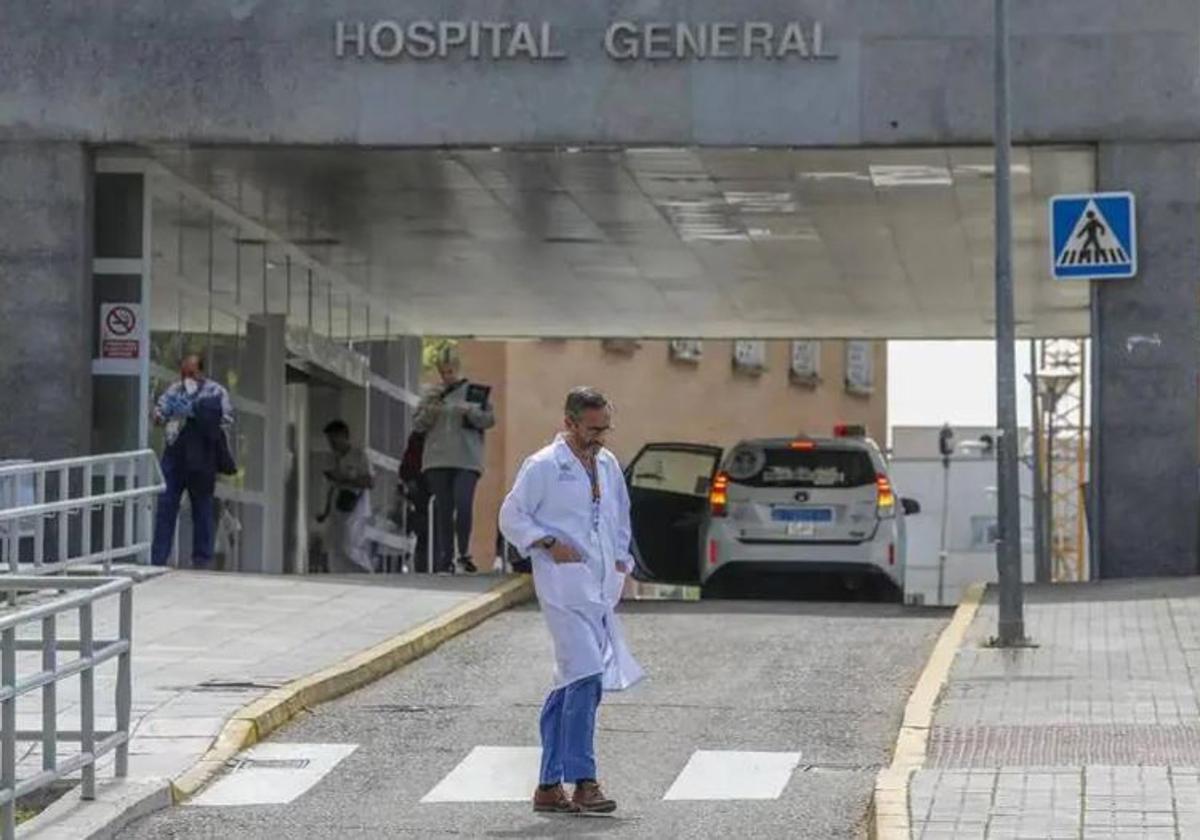 Un médico, a la salida de un hospital andaluz