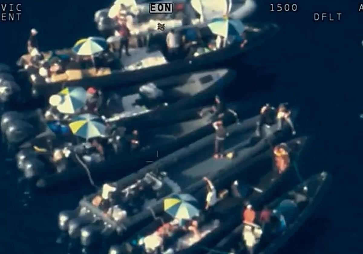 Narcolanchas 'acampadas' en aguas del Estrecho