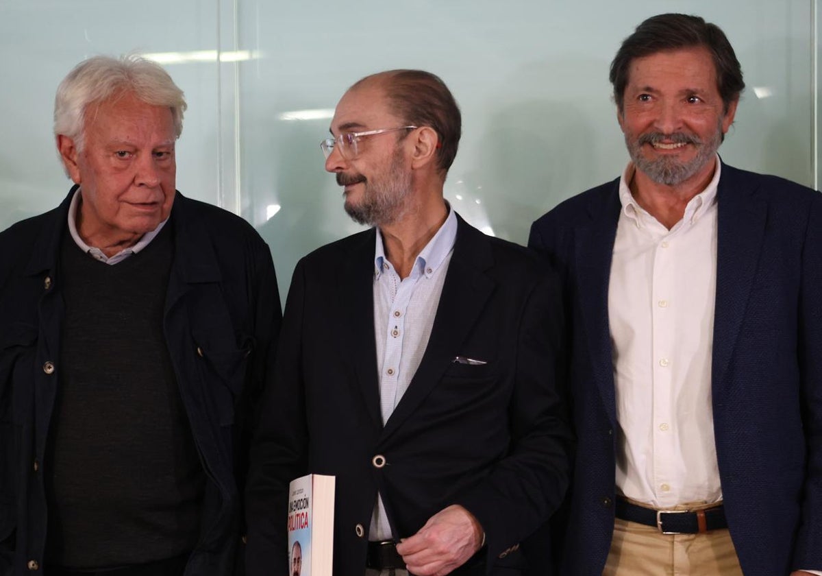 Felipe González, Javier Lambán y Javier Fernández en la presentación del libro