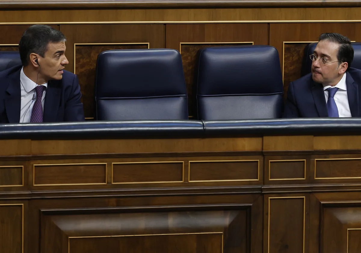 Pedro Sánchez y José Manuel Albares, ayer, durante la comparecencia del presidente en el Congreso
