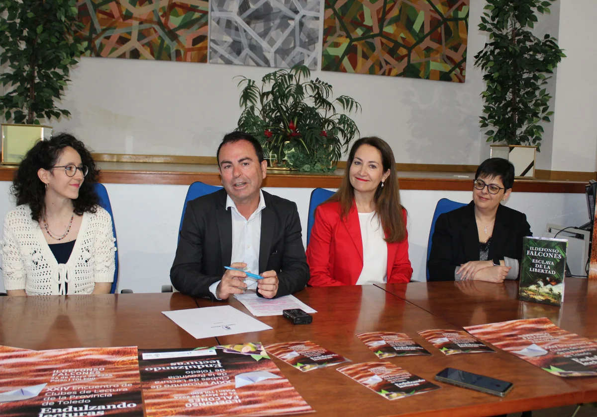 El delegado de Educación, José Gutiérrez, con la presidenta de la asociación, Isabel Gómez-Monedero, y otras bibliotecarias