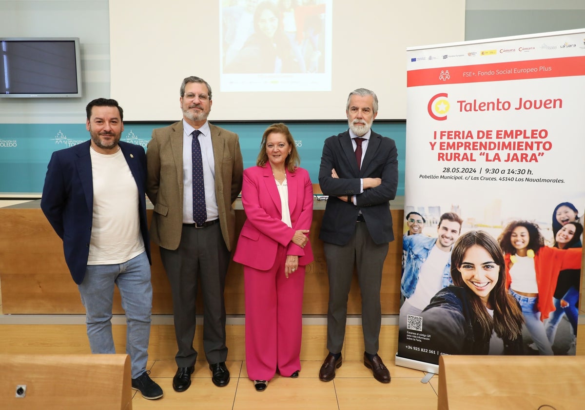 Antonio Talavera, alcalde de los Navalmorales; Manuel Madruga, secretario de Fedeto; Marina García, diputada provincial de Medio Ambiente, y Joaquín Echevarría, director de la Cámara de Comercio de Toledo