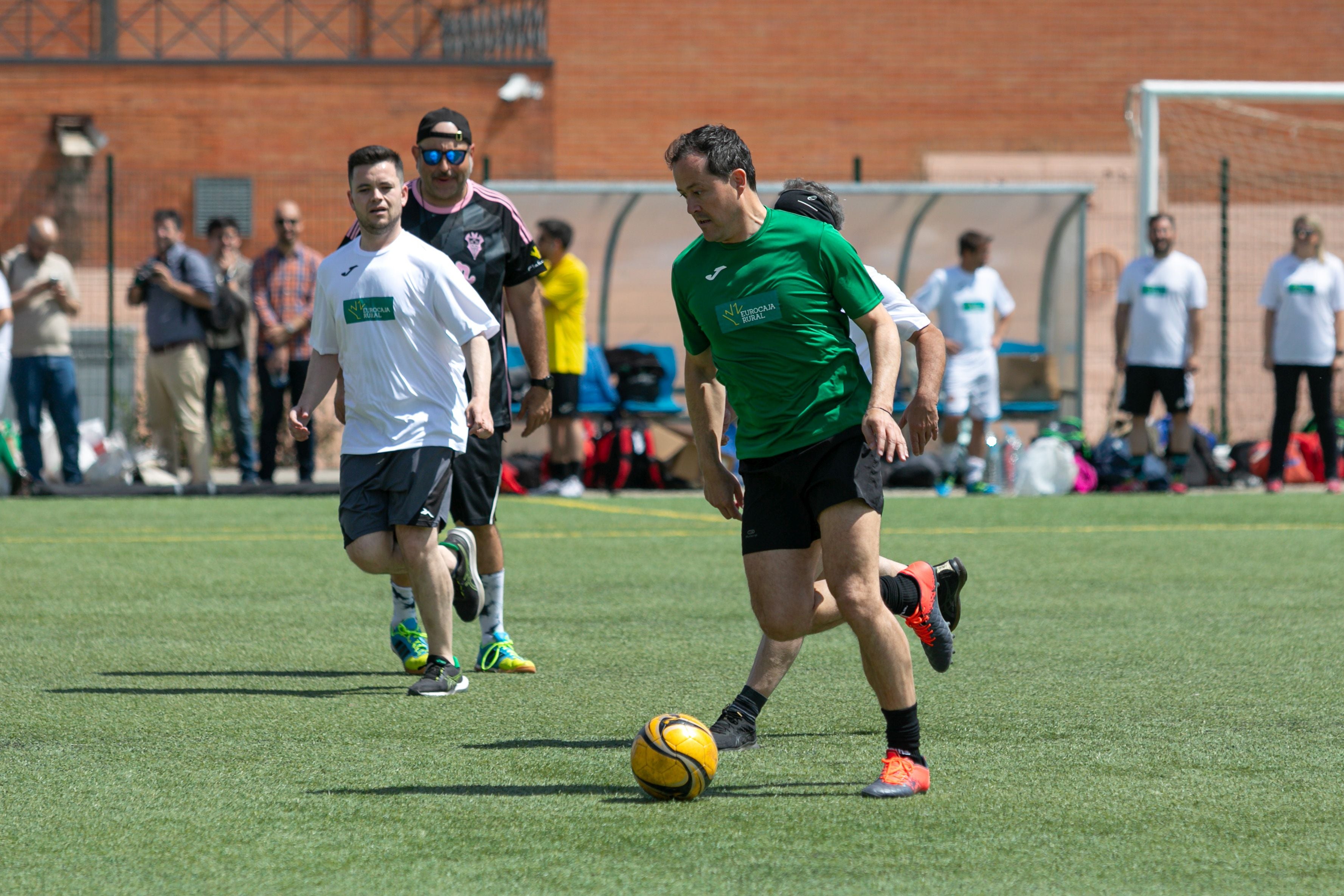 Un voluntarioso alcalde de Toledo ha intentado varias veces hacer gol, pero finalmente ha sido el coordinador provincial de Ciudadanos, Luis Meroño, quien abría la lata y ponía el 1-0, batiendo por fin al portero de los blancos, Julián Garde, que hasta entonces se había mostrado infranqueable