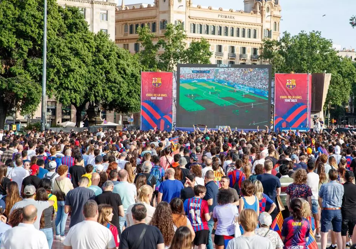 Pantalla gigante sobre la final de Champions League en la plaza Cataluña del 2022.