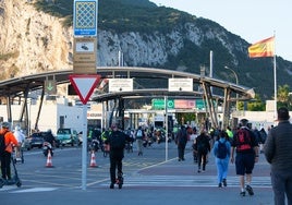 Juanma Moreno: «Como español y como andaluz lo que quiero es que se solucionen los problemas por la anómala situación de Gibraltar»