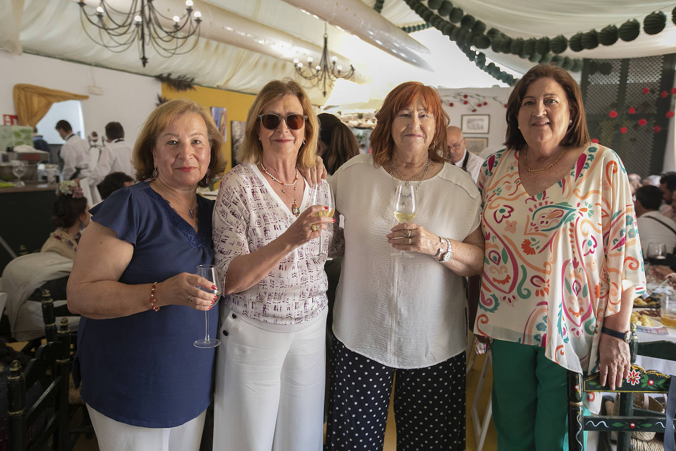 Las imágenes del ambiente en las casetas el jueves de la Feria de Córdoba (I)