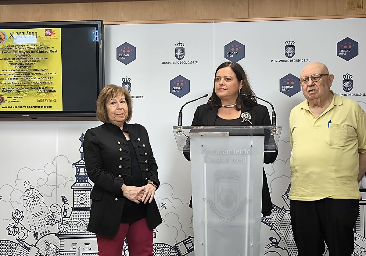 La concejala Fátima De la Flor, entre los organizadores María José Melero y Luis Martínez