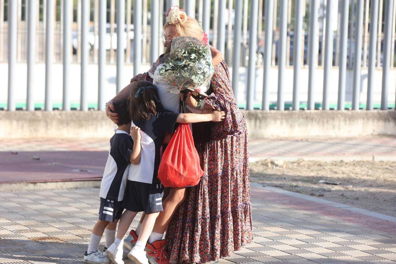 La hermandad del Rocío del Salvador llevó la alegría a las calles de Sevilla por las que fue pasando