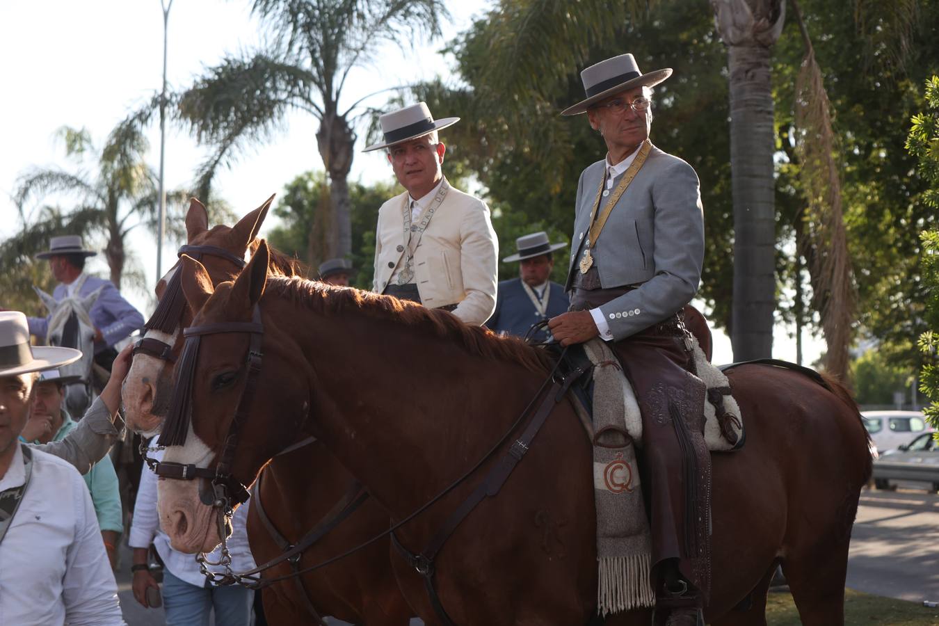 La hermandad del Rocío del Salvador llevó la alegría a las calles de Sevilla por las que fue pasando